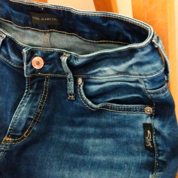 LOTUS BOSS SHINE: Silver jean capris. Suki fit. Medium wash 30x20.5 - Picture 4 of 5